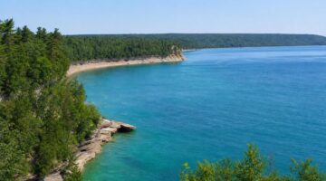 The Great Lakes: Canada’s Freshwater Heart, From Shoreline Life to Shipping Lanes